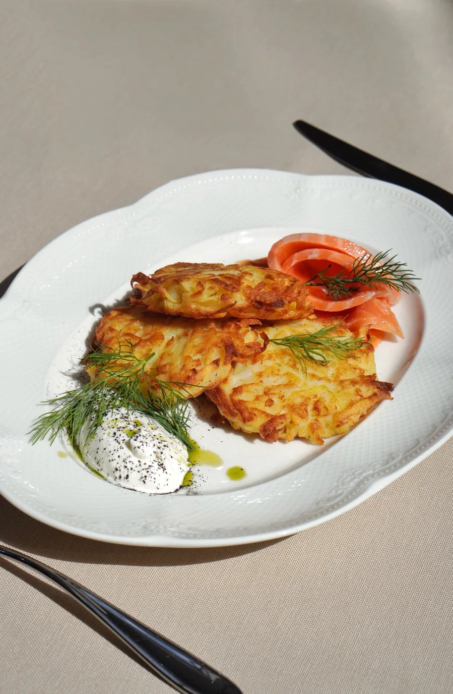 Драники картофельные со сметаной и красной рыбой